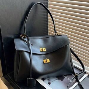 Casual Chic shoulder tote bag